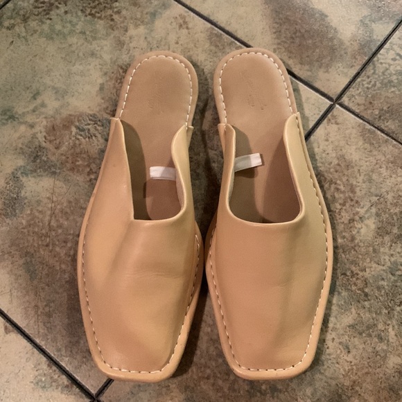 Universal Thread Flats - Picture 2 of 4